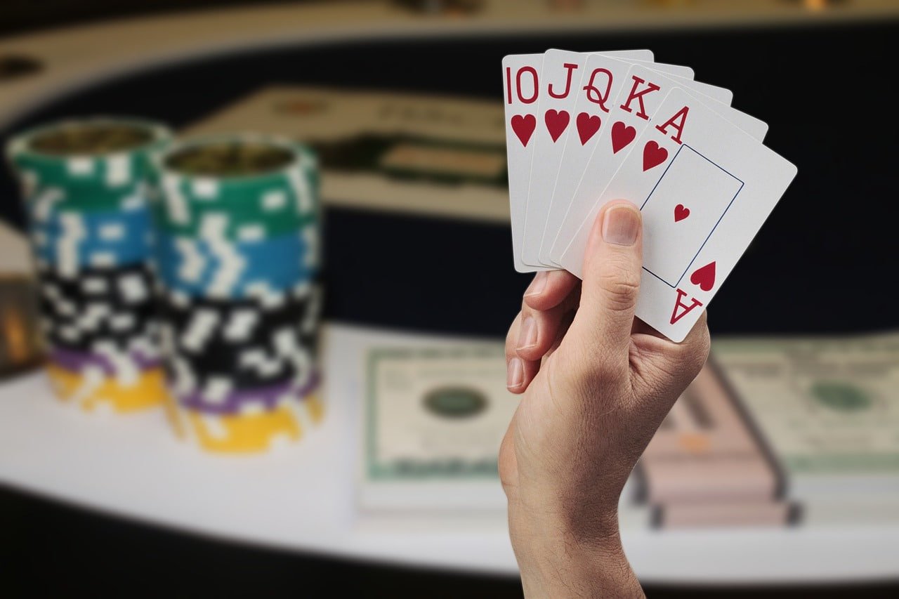 Antarmuka aplikasi wg77 menampilkan permainan slot, live dealer, dan sportsbook